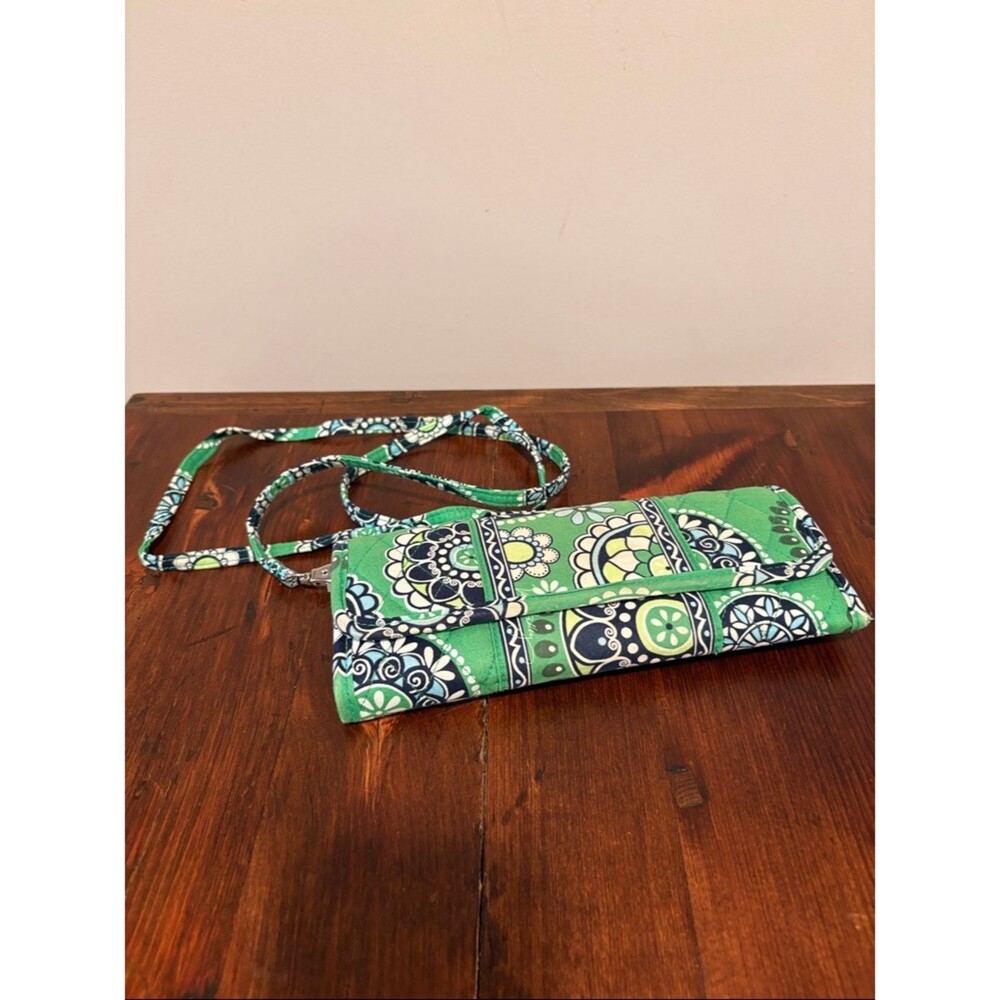 VERA BRADLEY Sleek Wallet Crossbody Cupcake Green 10613-021 - Picture 2 of 12